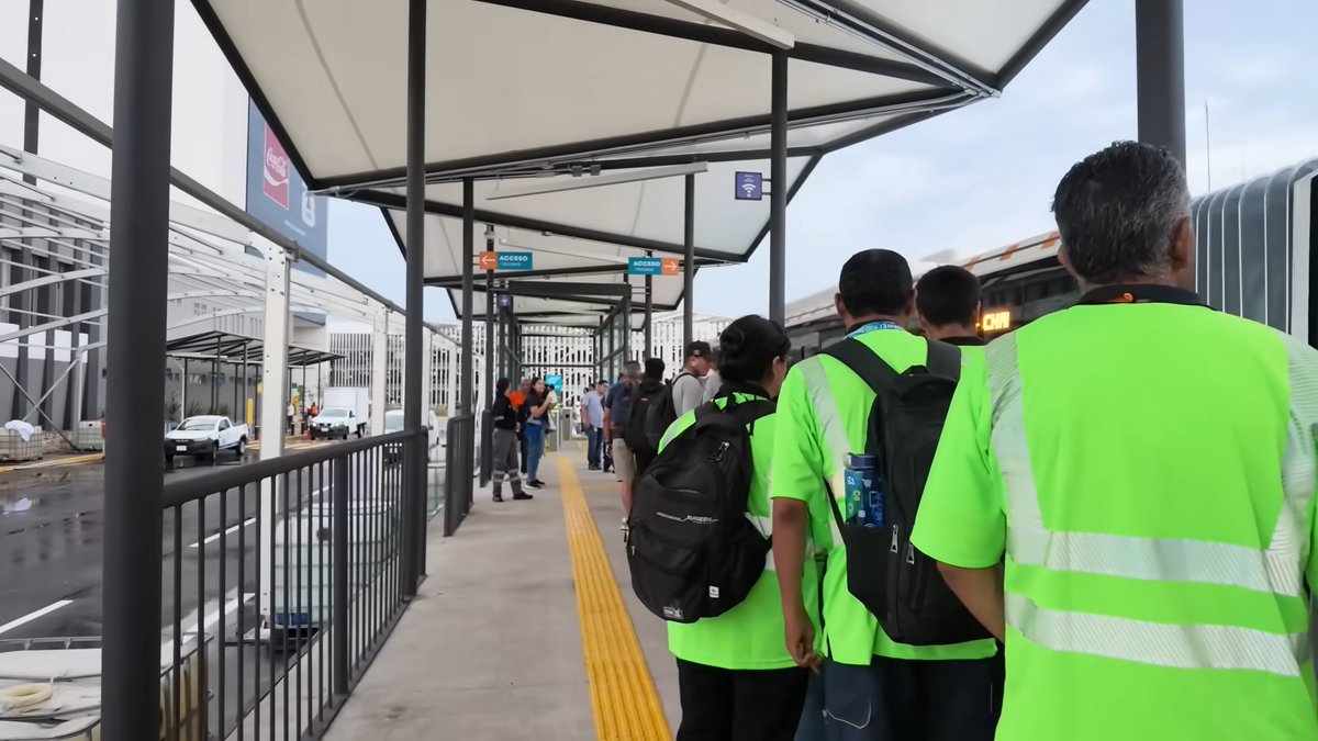 ipenam_'s tweet photo. ¿Alguien ha visto a la Ramera SNTurrona de Santiago Valencia decir algo sobre lo austera e improvisada que se ve la estación del Mi Macroaeropuerto en Guadalajara, o papi Lemus no le deja?

Toma tu "recta final". 🖕 https://t.co/Iw02DmDCXS