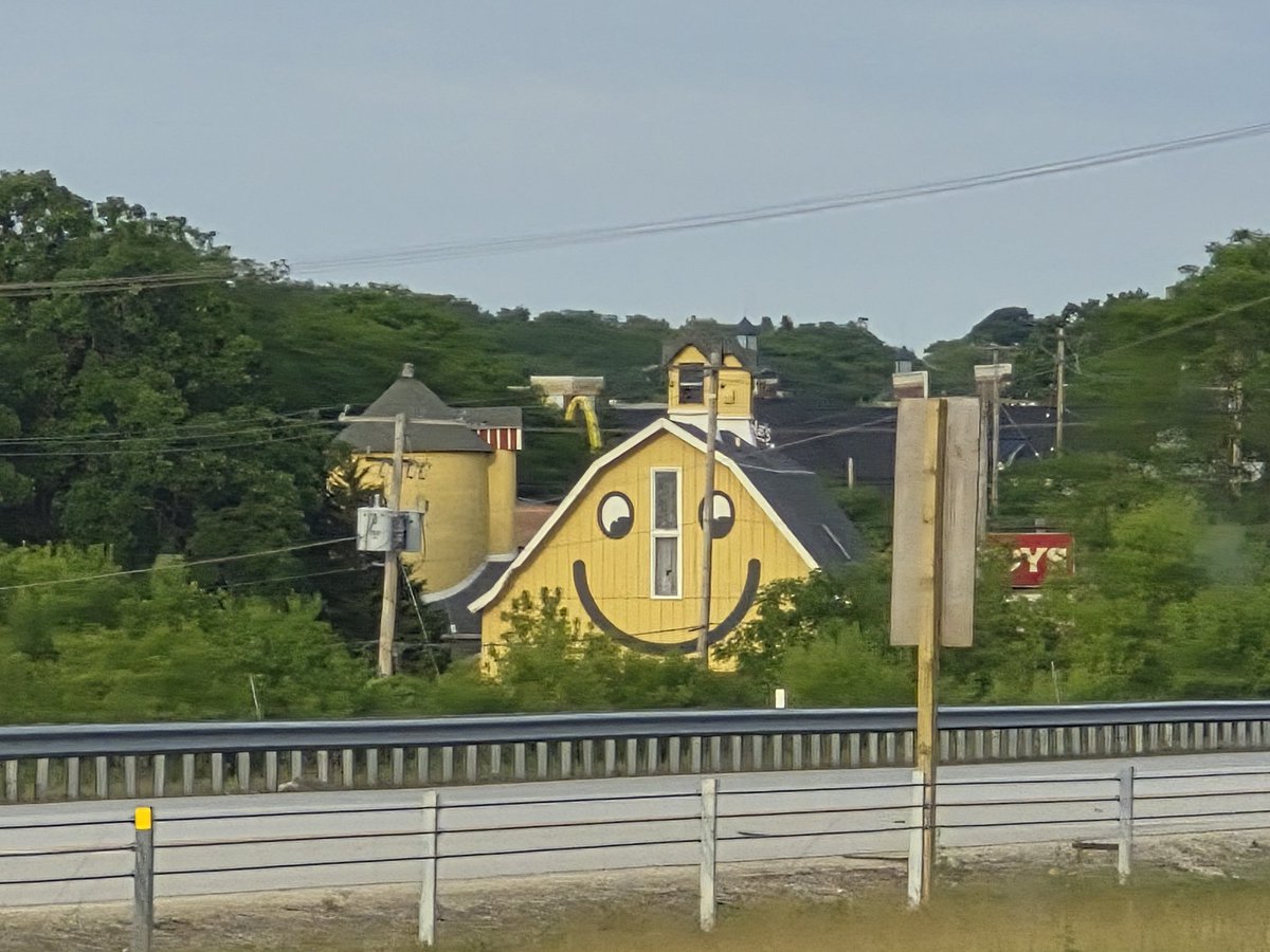 reckno64's tweet photo. This creepy barn's smile has been haunting me for 7 years now. I've gone by it a handful of times since then and I call it the Waukesha smile barn.

I can now happily share it with all of you! 😊 https://t.co/9QvZKSfpcP