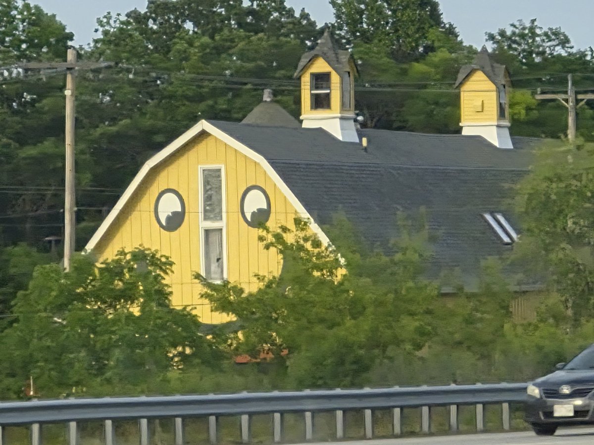 reckno64's tweet photo. This creepy barn's smile has been haunting me for 7 years now. I've gone by it a handful of times since then and I call it the Waukesha smile barn.

I can now happily share it with all of you! 😊 https://t.co/9QvZKSfpcP