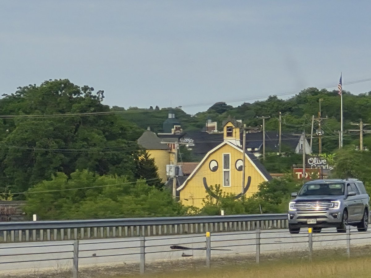 reckno64's tweet photo. This creepy barn's smile has been haunting me for 7 years now. I've gone by it a handful of times since then and I call it the Waukesha smile barn.

I can now happily share it with all of you! 😊 https://t.co/9QvZKSfpcP