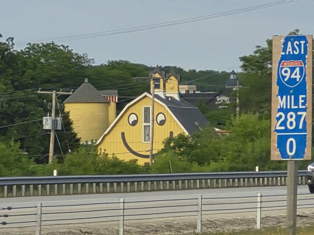 reckno64's tweet photo. This creepy barn's smile has been haunting me for 7 years now. I've gone by it a handful of times since then and I call it the Waukesha smile barn.

I can now happily share it with all of you! 😊 https://t.co/9QvZKSfpcP