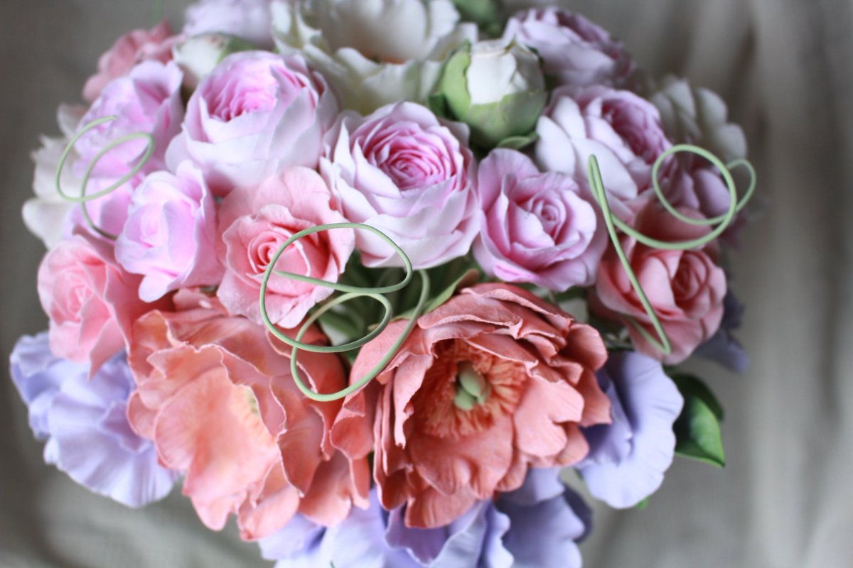 kobahandmade's tweet photo. 粘土で作ったお花の
💐ウェディングブーケ💐

✾あなたの大切な日の想い出を彩るお花✾

お客さまのご希望をお伺いして
花言葉も考えながら、どのお花にしようか提案させていただきました✨️

一つ一つあなただけのために作られたお花は、枯れることなく想いを形にして残すことができます✨️ https://t.co/hk9y70ZNUW