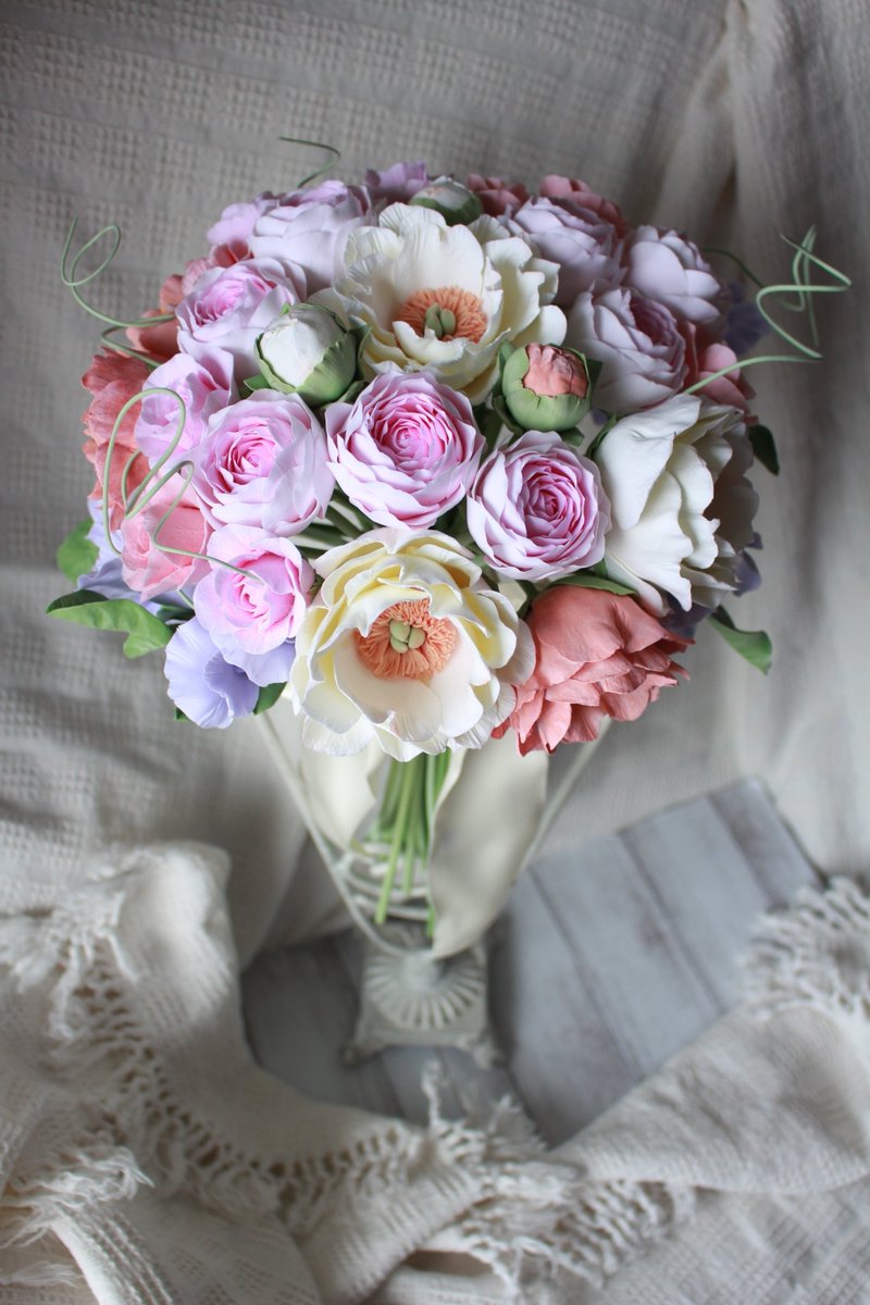 kobahandmade's tweet photo. 粘土で作ったお花の
💐ウェディングブーケ💐

✾あなたの大切な日の想い出を彩るお花✾

お客さまのご希望をお伺いして
花言葉も考えながら、どのお花にしようか提案させていただきました✨️

一つ一つあなただけのために作られたお花は、枯れることなく想いを形にして残すことができます✨️ https://t.co/hk9y70ZNUW