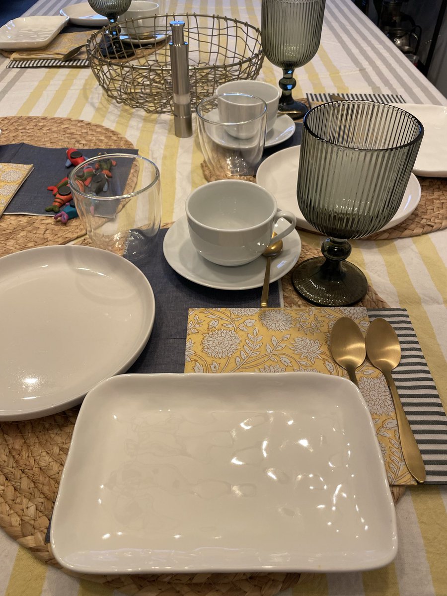 thispaulaa's tweet photo. @Taryn_RG Amo el amarillo con gris. Una muestra (de ayer).

En esto entiendo que el blanco se verá hermoso y dará amplitud. https://t.co/9ORv3jMEgz
