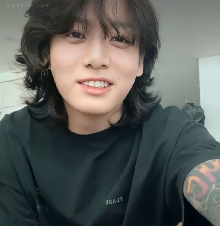 pjmjgguk's tweet photo. ❥ Jikook au ❥ 

JK é um lobisomem. JM é um vampiro.

Durante a infância, compartilhavam tudo, até Jm resolver se afastar sem explicações. O problema? Eles continuam sendo vizinhos e suas famílias se odeiam.

Mas um incidente no trabalho faz tudo voltar a fazer sentido. https://t.co/BJkjH9Ppgk