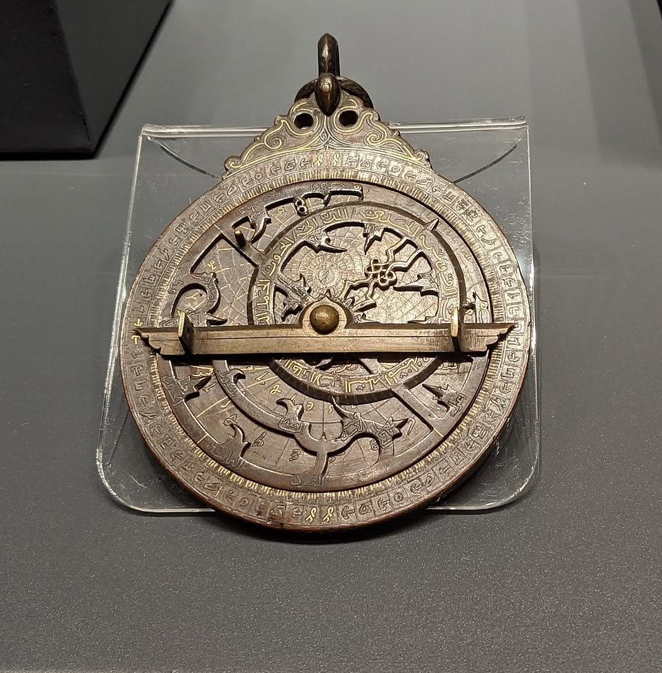 einsteresante's tweet photo. Astrolabio egipcio del siglo XIII con numerales coptos. El idioma copto es la última etapa del antiguo idioma egipcio. Museo de Arte Turco e Islámico, Estambul. #historia #arte #ciencia https://t.co/axUMFzE0aI