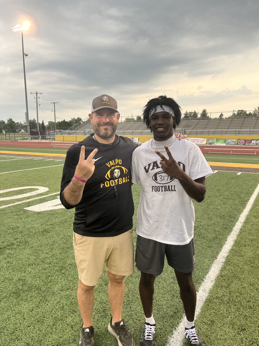 JaylenLogann's tweet photo. Had a wonderful time today at the @valpoufootball camp. Learned alot today and competed at a very high level. Looking forward to getting back on campus soon! @CoachWaddle @CoachGeiger_ @coachoc12 @CoachBigPete @mwfbrecruiting @PrepRedzoneIL @EDGYTIM @AAStaggFootball @StaggAthletics