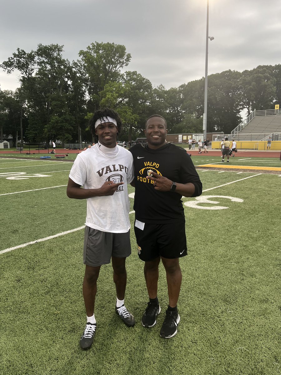JaylenLogann's tweet photo. Had a wonderful time today at the @valpoufootball camp. Learned alot today and competed at a very high level. Looking forward to getting back on campus soon! @CoachWaddle @CoachGeiger_ @coachoc12 @CoachBigPete @mwfbrecruiting @PrepRedzoneIL @EDGYTIM @AAStaggFootball @StaggAthletics