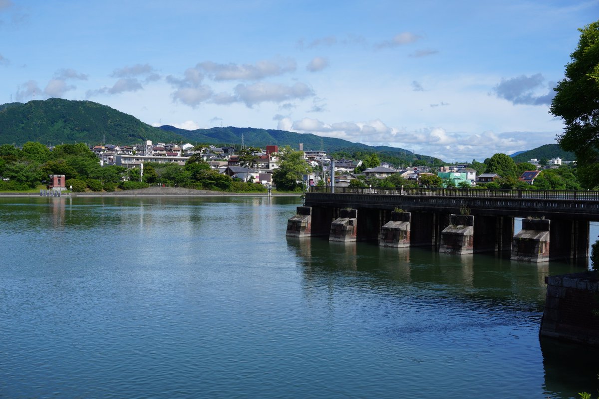 WS_Biwa's tweet photo. 2026年6月8日(月)
　6時の琵琶湖水位　-12cm.
　現在の瀬田川洗堰放流量　250㎥/s.
　昨日の琵琶湖流域の平均日雨量　19.1mm.

■晴天の瀬田川洗堰です☀️本日は午後から天気が崩れるとの予報😟お出かけされる方は傘をお忘れなく🌂予想最高気温は27℃🌡️今日もよい一日を🍀 https://t.co/dMvH0Do81R