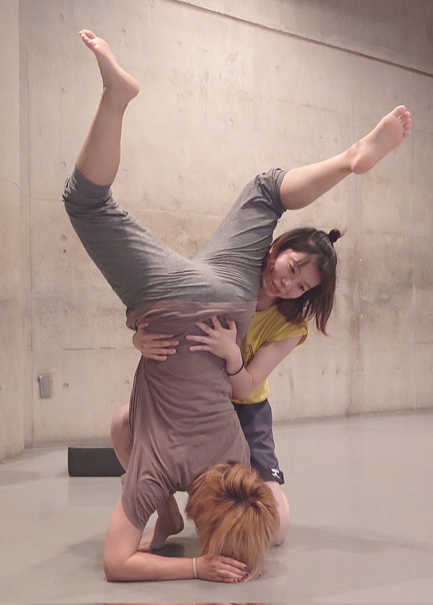 MadeCinema's tweet photo. 「あの日のフーガ。そして、」
はす＆ともこのコンタクト練習。この姿から次の形への移動を右？左？と手こずっているとプロレス技のようになってしまった。さて。このシーンはいかに！？

公演詳細はこちらから⬇
https://t.co/fyyJSPPFsk

 #ダンスだよ
 #誰か起こして https://t.co/zt5SaVcEzn