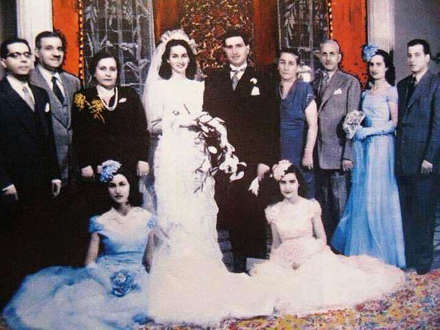menavisualss's tweet photo. 🇮🇶 Renée Dangoor, a wedding photo with her future husband and her family, 1948. 

Renée Rebecca Dangoor is the first beauty queen in Iraqi history.  

She was born in 1925 in Shanghai, China, where her family—a prominent Jewish family from Baghdad—was temporarily residing due to their business interests. Her father, Moshe Dangoor, was a well-known doctor in Baghdad. Her grandfather, Ezra Dangoor, had served as the chief rabbi of Baghdad.