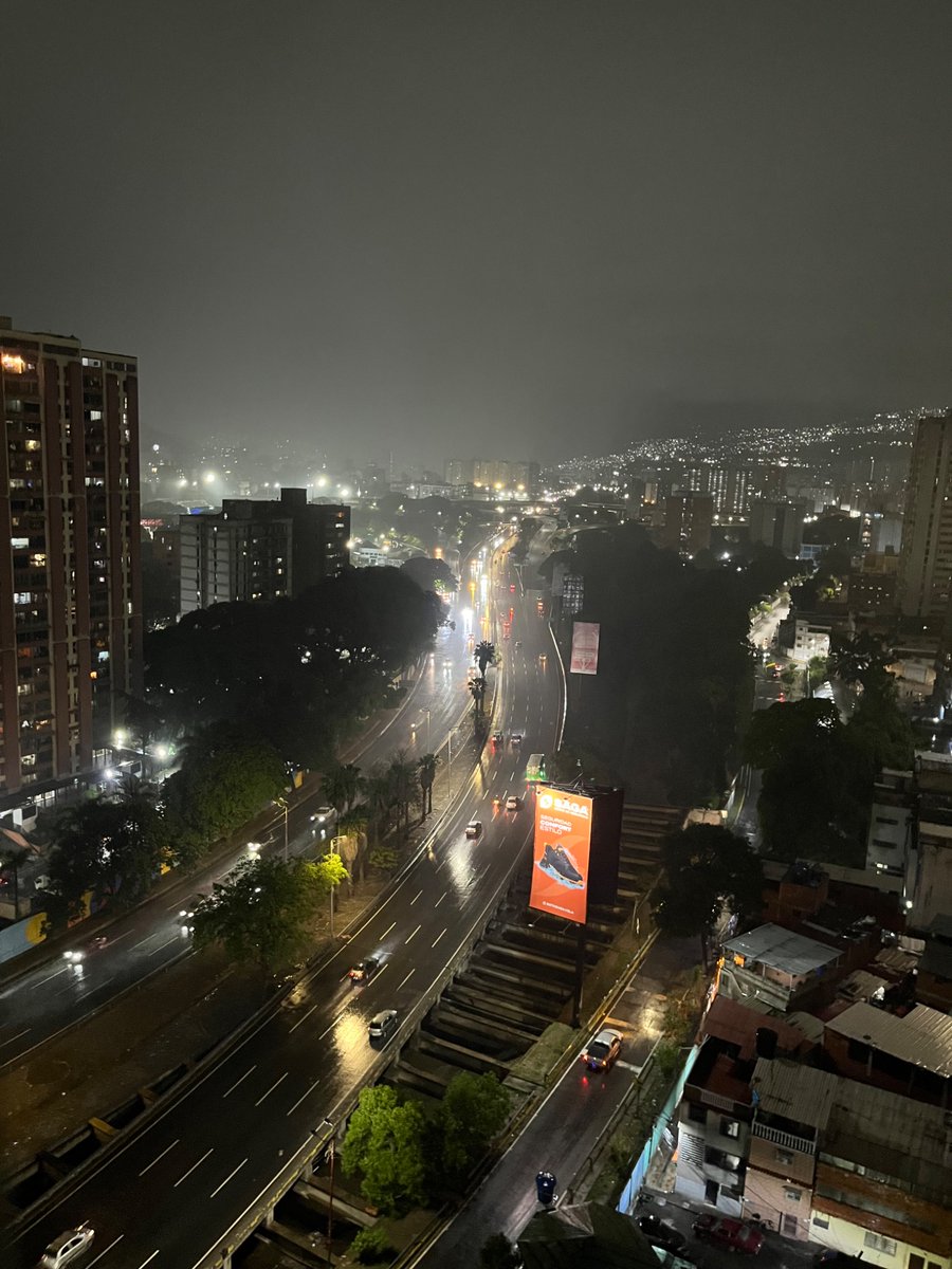 Mundacio's tweet photo. cierra la noche capital tal como abrió de lluvioso su día https://t.co/CvOUGjInnh
