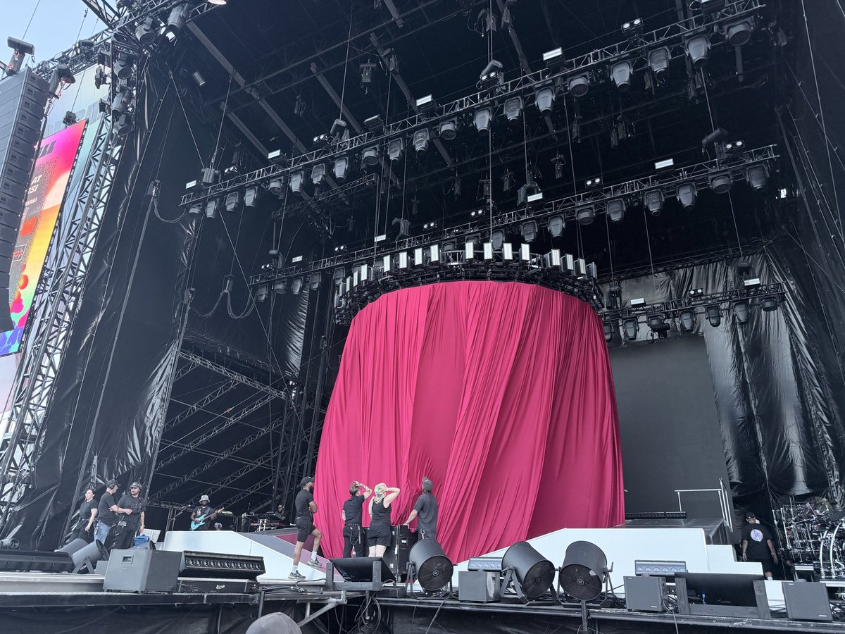 blckpinkpic's tweet photo. JENNIE STAGE https://t.co/bESYqe2UMS