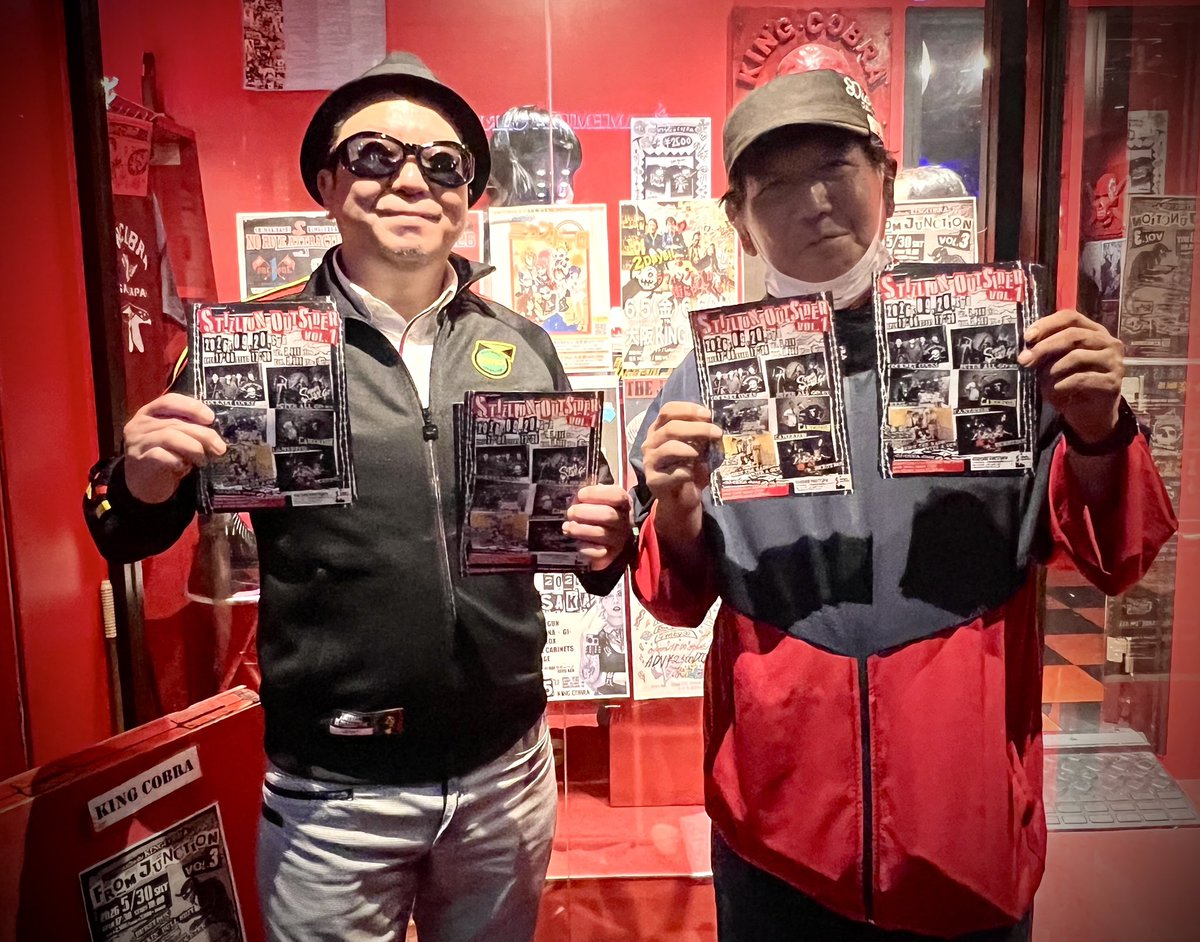 CocoonBoogieman's tweet photo. ライブハウスで
“COCKNEY COCKS”ヒラちゃんと
“SHOT THE RADIO WITH A GUN “の
CocoonとMASAが

9/20(日) SOCORE FACTORY
STILL ON OUTSIDER Vol.1のフライヤーを配ってるので受け取ってくださいね

ライブハウスでフライヤーを配るスタイルです。

by Bambi https://t.co/yNUkTFysco