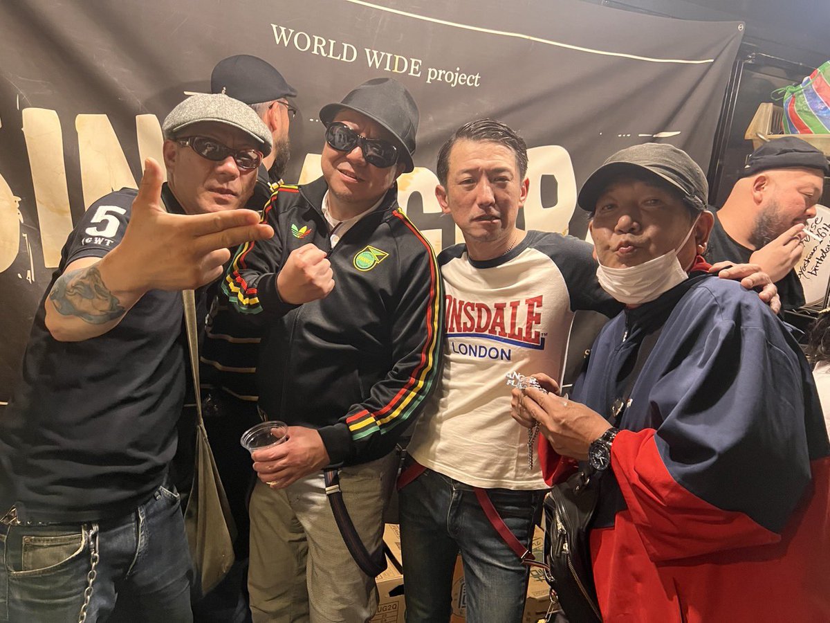 CocoonBoogieman's tweet photo. ライブハウスで
“COCKNEY COCKS”ヒラちゃんと
“SHOT THE RADIO WITH A GUN “の
CocoonとMASAが

9/20(日) SOCORE FACTORY
STILL ON OUTSIDER Vol.1のフライヤーを配ってるので受け取ってくださいね

ライブハウスでフライヤーを配るスタイルです。

by Bambi https://t.co/yNUkTFysco
