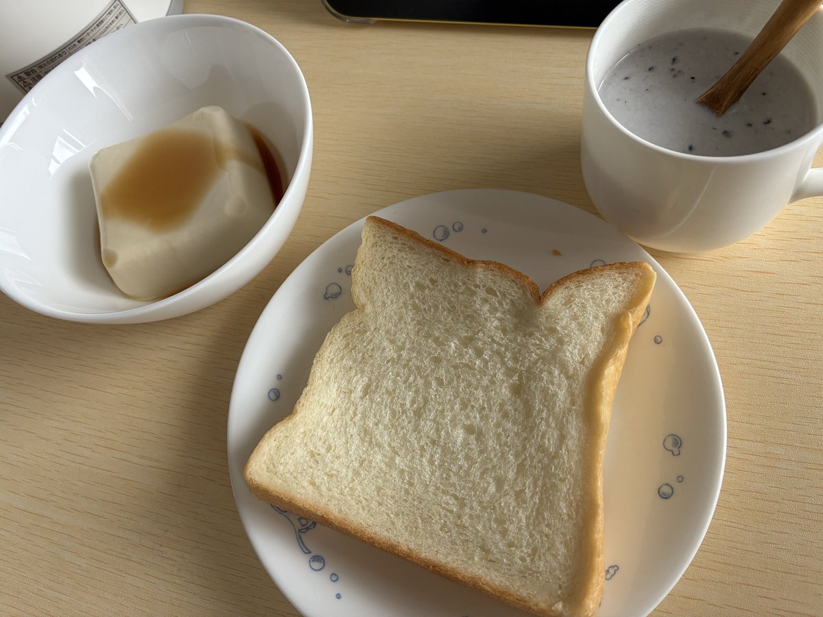 Marumeroke's tweet photo. おはようございます( ˙꒳​˙)
今朝はすりごまをアーモンドミルクに投入してみました…更に香り高くなって美味しかったです
そして肉や卵を除くと朝ごはんがどうしても白くなるんだが←
今日こそはのんびりしたいぞ〜（n回目） https://t.co/w7jwLgu9L5