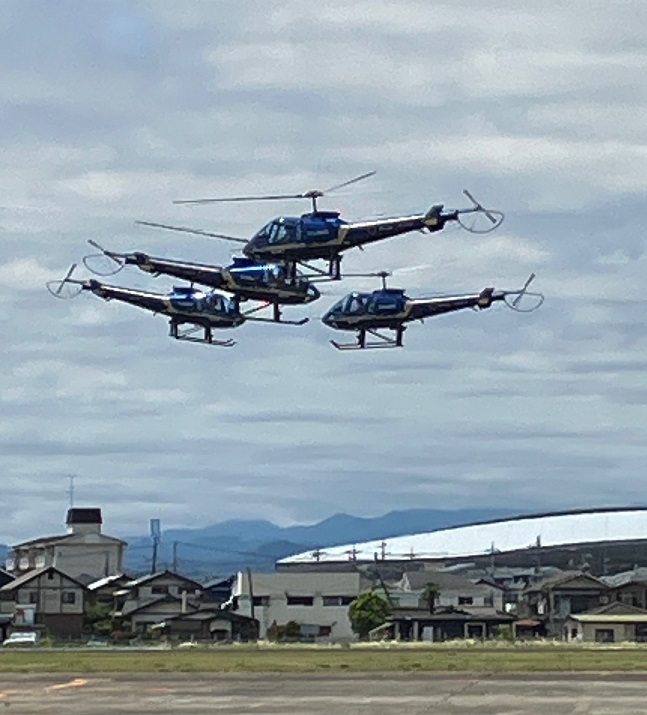mod_kitakanDB's tweet photo. 6月6日（土）､ #陸上自衛隊 #北宇都宮駐屯地 にて「北宇都宮駐屯地開設53周年航空祭」が開催され、浅野宇都宮防衛事務所長が式典に参列しました。
当日は、飛行展示のほか各種イベントが行われ、多くの方が来場されました。
 #北関東防衛局 
https://t.co/xOeWkYVqPk https://t.co/9AFQwBPXoq