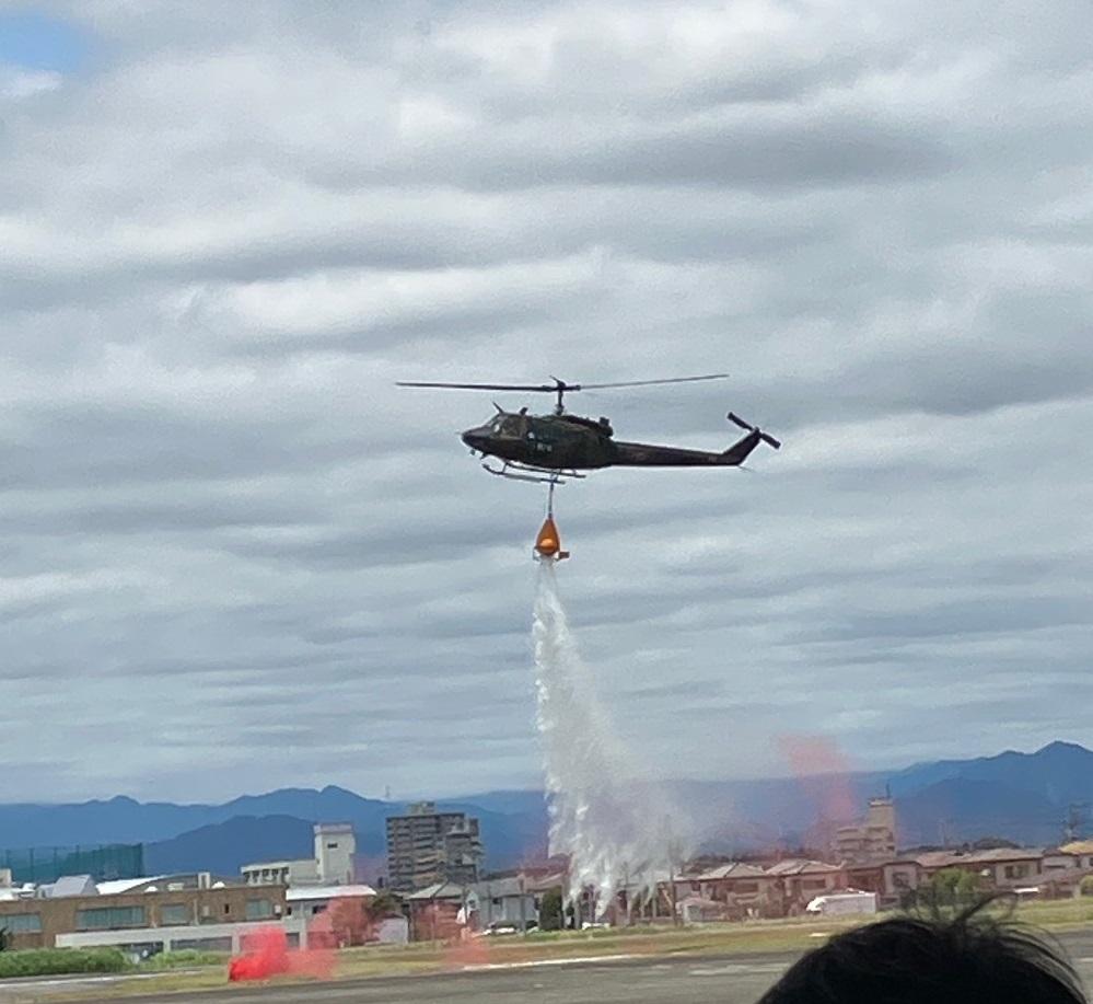 mod_kitakanDB's tweet photo. 6月6日（土）､ #陸上自衛隊 #北宇都宮駐屯地 にて「北宇都宮駐屯地開設53周年航空祭」が開催され、浅野宇都宮防衛事務所長が式典に参列しました。
当日は、飛行展示のほか各種イベントが行われ、多くの方が来場されました。
 #北関東防衛局 
https://t.co/xOeWkYVqPk https://t.co/9AFQwBPXoq