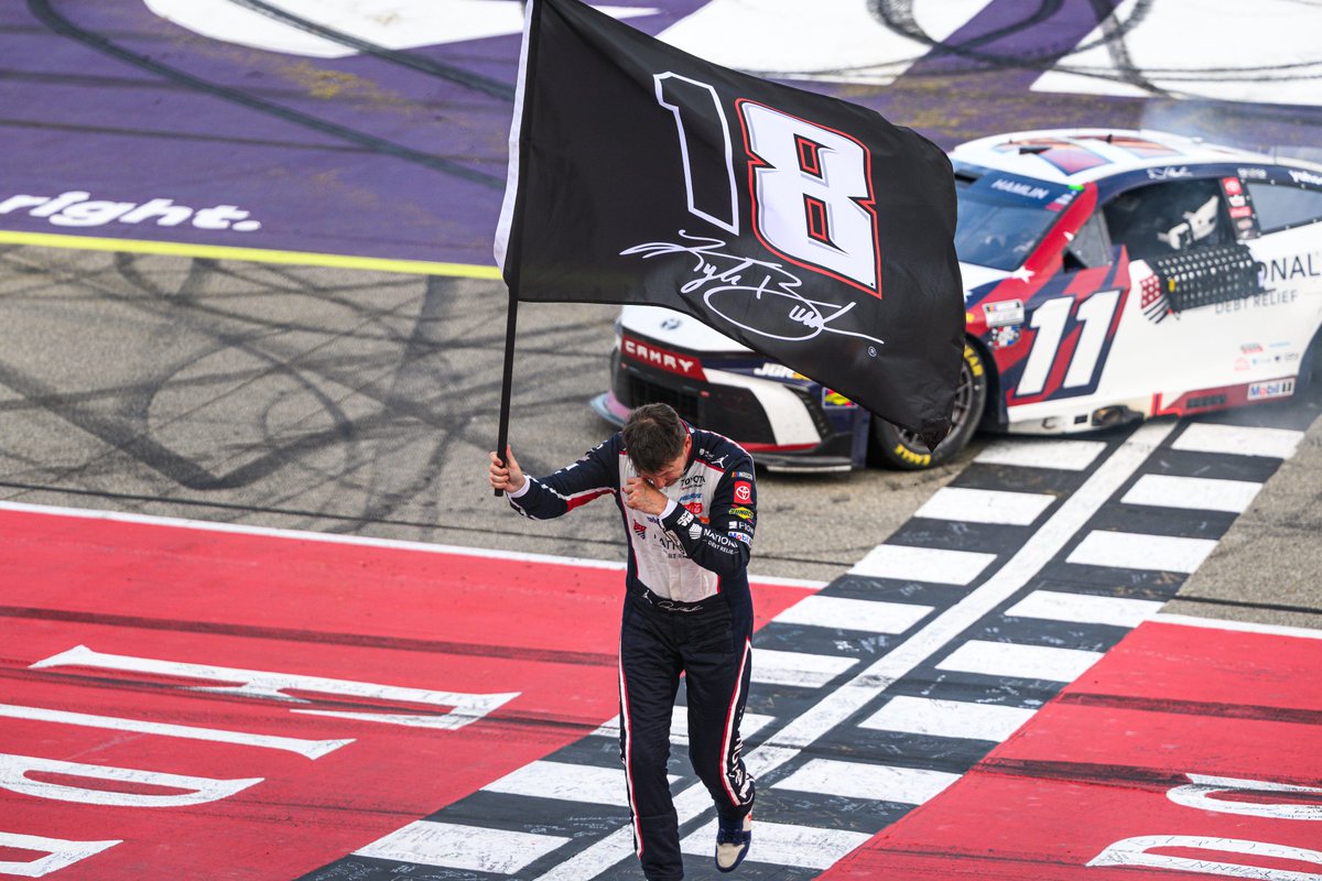 Jacy_Norgaard's tweet photo. Tied Rowdy. #NASCAR https://t.co/bwjZ6c9e86