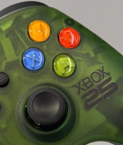 EstoEsXBOX's tweet photo. Lo de que el mando del 25 aniversario de XBOX tenga los botones asi, como la original, es TOP. https://t.co/LE8wiJoi0d