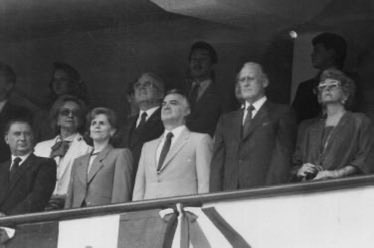 RealArturoH's tweet photo. En la inauguración del Mundial de México 1986, el presidente Miguel de la Madrid fue abucheado por todo el estadio. Y aun así, se mantuvo sereno, estoico, de pie frente a la multitud.

Era otro México: uno donde los presidentes asistían a eventos públicos aunque no controlaran el aplauso, aunque no pudieran administrar la reacción de la gente.

Hoy, Claudia Sheinbaum reniega de ir al Mundial y regala sus boletos. No por empatía, sino por miedo. Miedo a ser abucheada. Miedo a enfrentar una realidad que no coincide con ese supuesto 70% de aprobación que repiten las encuestas compradas.