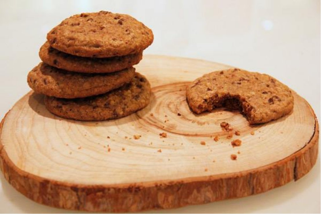 GlezMy's tweet photo. Just found my 5-year-old’s hidden snack stash while tidying the kitchen—turns out crumbs make way for a post-chore homemade cookie! https://t.co/XvVmTb2nzB