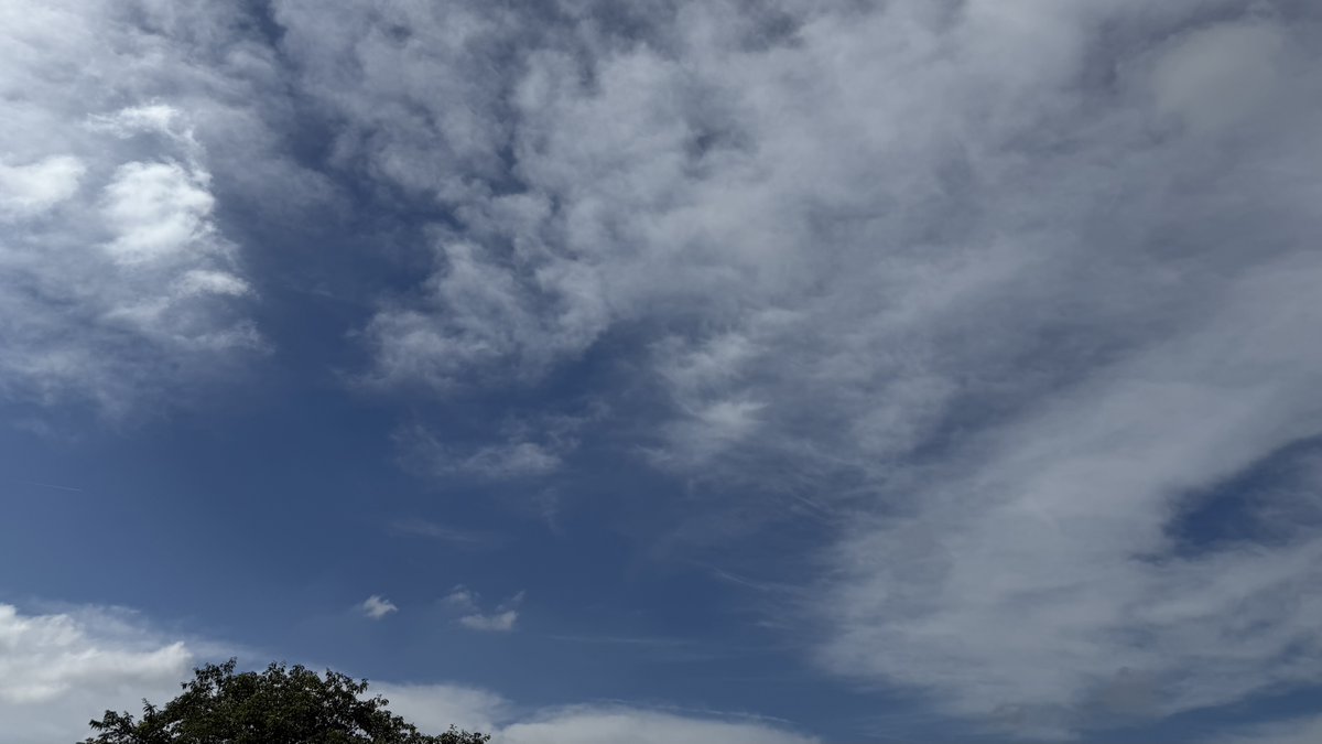 rockyhappa's tweet photo. おはようございます☕️
朝方曇ってた空も☁️☁︎雲が取れて陽が差し始めた🌤️✨青空と白い雲のコントラストが美しい💙🩵
予報は☀️のち夕方から☁️マーク夜には雨もあるとか🌂傘を持って行こうかな
今週もよろしくお願いします🙇‍♂️
どうぞ素敵な一週間を🥖 https://t.co/yn5fAtP024