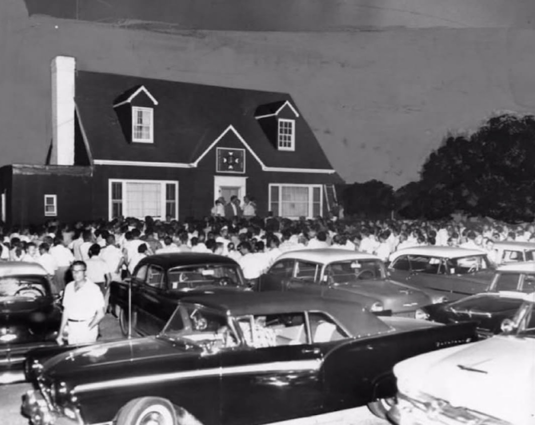 historigins's tweet photo. A crowd gathers outside the Myers family home, trying to scare away the first black family in Levittown, Pennsylvania, 1957. https://t.co/wIhfRkVflW