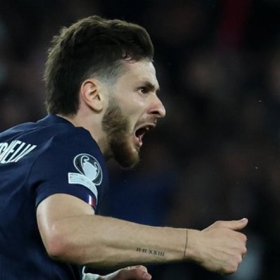 theMadridZone's tweet photo. 🗣️ Misha, Honorary Consul of Georgia in Spain:

“Kvaratskhelia's father is my friend.

I don't think Kvara will move from PSG this year. PSG wouldn't let him leave.

But, Kvaratskhelia is a Madridista at heart. He has posters of Cristiano Ronaldo in his house in Georgia.” @COPE https://t.co/kDiXniEwzz