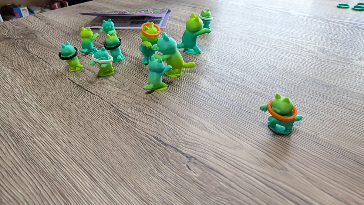 zucker310's tweet photo. 昨日の自宅会はゲムマ新作を中心に遊んだ！
いい意味でヤバイゲームがいっぱい！

やったボドゲ
RAILWAY PORTERS
スーパーカロム
ドーラおばさんのシチュー
ニャンデッド
インディアントリック
パペットスンスン絵あわせカード
パラグリフ
DEAD CHANNELS
メェメェメェデェ
CLOVER LAND with BROWNIES https://t.co/K7ScOdCw9x