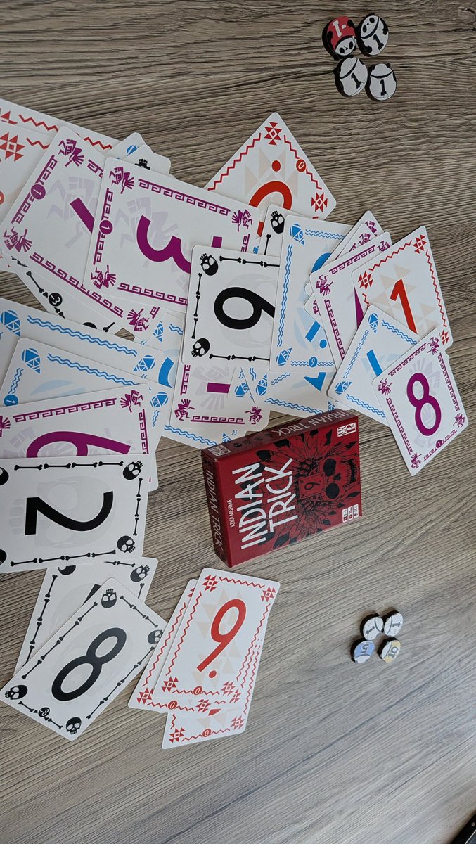 zucker310's tweet photo. 昨日の自宅会はゲムマ新作を中心に遊んだ！
いい意味でヤバイゲームがいっぱい！

やったボドゲ
RAILWAY PORTERS
スーパーカロム
ドーラおばさんのシチュー
ニャンデッド
インディアントリック
パペットスンスン絵あわせカード
パラグリフ
DEAD CHANNELS
メェメェメェデェ
CLOVER LAND with BROWNIES https://t.co/K7ScOdCw9x
