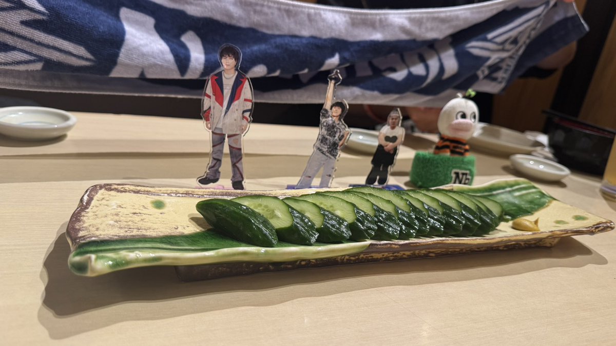 Blue_springstar's tweet photo. 安定のメンバーでラ後のご飯会🥒

#Novelbright https://t.co/mi647ruUov