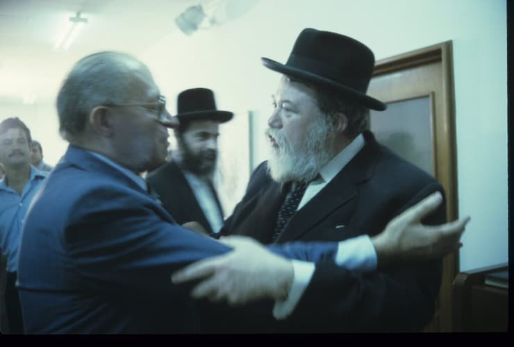 TSVRIN's tweet photo. חתיכת נוסטלגיה - האיש הייחודי והמרתק חה''כ ר' אברהם יוסף שפירא ז''ל, היו''ר המיתולוגי של ועדת הכספים בשנות ה-80, שבסגנונו הייחודי ובקשריו המסועפים הביא הישגים רבים ליהדות התורה.

בתמונה עם רוה''מ מנחם בגין.

צילום:דוד רובינגר https://t.co/dxpzXCU34W