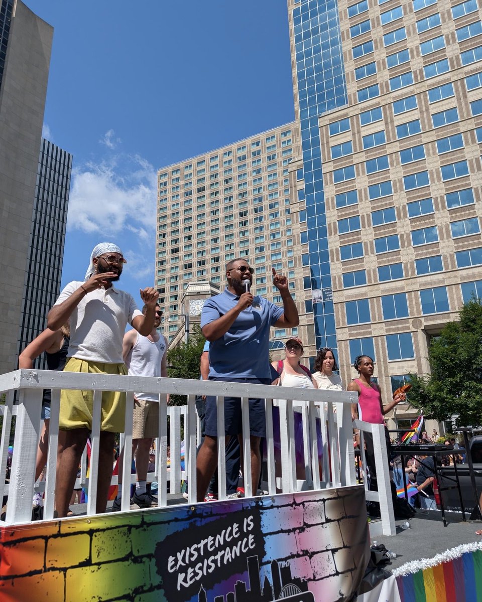 LGAustinDavis's tweet photo. You were looking beautiful today Pittsburgh!

For so many Pennsylvanians, Pride celebrations are more than just parades or marches. It’s about coming together as a community and fighting back against the hate and bigotry. 

In this Commonwealth, we welcome and accept everyone — today and every single day forward. 

🏳️‍🌈🏳️‍⚧️