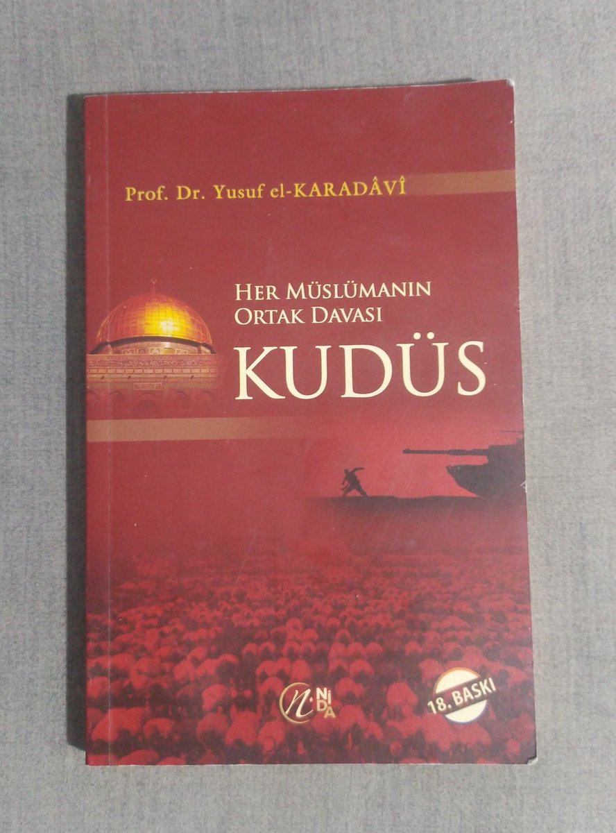 Gergerrok's tweet photo. – Kudüs Kitap İncelemesi 2

Her Müslümanın Ortak Davası: Kudüs

Yusuf el-Karadavi tarafından kaleme alınan Her Müslümanın Ortak Davası: Kudüs yaklaşık 127 sayfadan oluşan, vaaz ve konferans üslubunun hâkim olduğu bir kitaptır. Yazar, Kudüs meselesini Müslümanların ortak sorumluluğu olarak ele almakta ve okuyucuyu bu konuda bilinçlendirmeyi amaçlamaktadır.

Kitabın güçlü yönlerinden biri, Kudüs'ün tarihî ve güncel durumunu duygusal bir dille anlatmasıdır. Özellikle Filistinlilerin yaşadığı sıkıntılar ve Mescid-i Aksa'nın karşı karşıya bulunduğu tehditler etkileyici şekilde aktarılmıştır.

Bununla birlikte, kitapta bazı noktalarda tutarsızlıklar bulunduğunu düşünüyorum. Yazar birçok bölümde Yahudilerin siyasi, ekonomik ve uluslararası gücünü uzun uzun anlattıktan sonra, ilerleyen sayfalarda Müslümanlara "Yahudileri gözünüzde büyütmeyin" çağrısında bulunmaktadır. Bu durum, okuyucu açısından belirli bir çelişki hissi oluşturmaktadır. Çünkü önce güçlü ve etkili bir yapı tasvir edilmekte, ardından bu gücün abartılmaması gerektiği söylenmektedir.

Bir diğer eleştirim, yazarın bazı konularda duygusal yönlendirmeye fazla başvurmasıdır. Arap devletlerine yönelik oldukça sert eleştiriler yöneltilirken, Hamas hakkında daha koruyucu ve olumlu bir dil kullanılmaktadır. Buradaki problem, Hamas'ın savunulması veya eleştirilmesi değil; farklı aktörlerin değerlendirilmesinde aynı ölçünün kullanılmamasıdır. Okuyucuya daha fazla bilgi ve farklı bakış açıları sunulması, kitabın akademik değerini artırabilirdi.

Kitapta dikkatimi çeken bir başka husus ise tekrarların fazla olmasıdır. Bazı olaylar ve örnekler farklı bölümlerde yeniden anlatılmakta, bu da kitabın akıcılığını olumsuz etkilemektedir. Zaten kısa hacimli bir eser olmasına rağmen, aynı fikirlerin tekrar edilmesi yeni bilgi edinme hissini azaltmaktadır.

Genel olarak kitabı okurken beklediğim heyecanı hissedemedim. Kudüs meselesinin önemi konusunda zaten birçok konuşma, vaaz ve makale bulunduğundan, bir profesörden daha derin analizler, farklı çözüm önerileri ve daha kapsamlı değerlendirmeler bekliyordum. Kitap daha çok duygusal motivasyon oluşturmayı hedefleyen bir eser izlenimi bırakmıştır.

Kitapta özellikle dikkatimi çeken konulardan biri de Mescid-i Aksa ziyareti hakkındaki görüştür. Yazar, kitabın 124. sayfasında Müslümanların namaz kılmak amacıyla bile olsa İsrail üzerinden Kudüs'e gitmelerinin caiz olmadığını ifade etmektedir. 

Ancak daha sonraki yıllarda bu görüşünü değiştirerek Arap ülkeleri dışındaki Müslümanların Kudüs'ü ziyaret edebileceğini söylemiştir. Bu değişiklik çeşitli tartışmalara yol açmış, dönemin Kudüs Müftüsü Muhammed Hüseyin de bu yaklaşımı eleştirerek Müslümanların Kudüs'e gelmelerinin Filistin halkına manevi destek sağlayacağını belirtmiştir.

Benim kanaatime göre ise günümüzde Kudüs'e yapılabilecek en önemli desteklerden biri, imkânı olan Müslümanların şehri ziyaret etmeleri, Mescid-i Aksa'da bulunmaları ve bölgedeki Müslümanlara ekonomik ve manevi destek vermeleridir.

Sonuç olarak, Her Müslümanın Ortak Davası: Kudüs önemli bir meseleye dikkat çeken, samimi bir hassasiyet taşıyan; ancak yer yer tekrarlar, duygusal yönlendirmeler ve bazı tutarsızlıklar nedeniyle beklentilerimi tam olarak karşılamayan bir eser olmuştur.