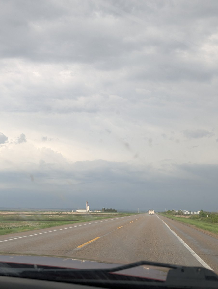 GFstormchaser's tweet photo. Seeing what can be found in this giant squall! More and more ominous as we approach #skstorm https://t.co/IAihqfCVTO