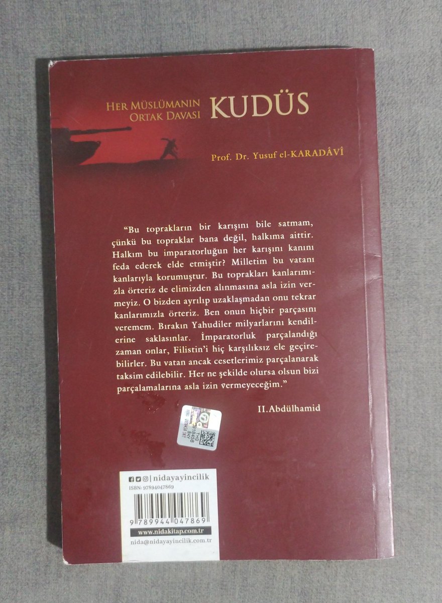 Gergerrok's tweet photo. – Kudüs Kitap İncelemesi 2

Her Müslümanın Ortak Davası: Kudüs

Yusuf el-Karadavi tarafından kaleme alınan Her Müslümanın Ortak Davası: Kudüs yaklaşık 127 sayfadan oluşan, vaaz ve konferans üslubunun hâkim olduğu bir kitaptır. Yazar, Kudüs meselesini Müslümanların ortak sorumluluğu olarak ele almakta ve okuyucuyu bu konuda bilinçlendirmeyi amaçlamaktadır.

Kitabın güçlü yönlerinden biri, Kudüs'ün tarihî ve güncel durumunu duygusal bir dille anlatmasıdır. Özellikle Filistinlilerin yaşadığı sıkıntılar ve Mescid-i Aksa'nın karşı karşıya bulunduğu tehditler etkileyici şekilde aktarılmıştır.

Bununla birlikte, kitapta bazı noktalarda tutarsızlıklar bulunduğunu düşünüyorum. Yazar birçok bölümde Yahudilerin siyasi, ekonomik ve uluslararası gücünü uzun uzun anlattıktan sonra, ilerleyen sayfalarda Müslümanlara "Yahudileri gözünüzde büyütmeyin" çağrısında bulunmaktadır. Bu durum, okuyucu açısından belirli bir çelişki hissi oluşturmaktadır. Çünkü önce güçlü ve etkili bir yapı tasvir edilmekte, ardından bu gücün abartılmaması gerektiği söylenmektedir.

Bir diğer eleştirim, yazarın bazı konularda duygusal yönlendirmeye fazla başvurmasıdır. Arap devletlerine yönelik oldukça sert eleştiriler yöneltilirken, Hamas hakkında daha koruyucu ve olumlu bir dil kullanılmaktadır. Buradaki problem, Hamas'ın savunulması veya eleştirilmesi değil; farklı aktörlerin değerlendirilmesinde aynı ölçünün kullanılmamasıdır. Okuyucuya daha fazla bilgi ve farklı bakış açıları sunulması, kitabın akademik değerini artırabilirdi.

Kitapta dikkatimi çeken bir başka husus ise tekrarların fazla olmasıdır. Bazı olaylar ve örnekler farklı bölümlerde yeniden anlatılmakta, bu da kitabın akıcılığını olumsuz etkilemektedir. Zaten kısa hacimli bir eser olmasına rağmen, aynı fikirlerin tekrar edilmesi yeni bilgi edinme hissini azaltmaktadır.

Genel olarak kitabı okurken beklediğim heyecanı hissedemedim. Kudüs meselesinin önemi konusunda zaten birçok konuşma, vaaz ve makale bulunduğundan, bir profesörden daha derin analizler, farklı çözüm önerileri ve daha kapsamlı değerlendirmeler bekliyordum. Kitap daha çok duygusal motivasyon oluşturmayı hedefleyen bir eser izlenimi bırakmıştır.

Kitapta özellikle dikkatimi çeken konulardan biri de Mescid-i Aksa ziyareti hakkındaki görüştür. Yazar, kitabın 124. sayfasında Müslümanların namaz kılmak amacıyla bile olsa İsrail üzerinden Kudüs'e gitmelerinin caiz olmadığını ifade etmektedir. 

Ancak daha sonraki yıllarda bu görüşünü değiştirerek Arap ülkeleri dışındaki Müslümanların Kudüs'ü ziyaret edebileceğini söylemiştir. Bu değişiklik çeşitli tartışmalara yol açmış, dönemin Kudüs Müftüsü Muhammed Hüseyin de bu yaklaşımı eleştirerek Müslümanların Kudüs'e gelmelerinin Filistin halkına manevi destek sağlayacağını belirtmiştir.

Benim kanaatime göre ise günümüzde Kudüs'e yapılabilecek en önemli desteklerden biri, imkânı olan Müslümanların şehri ziyaret etmeleri, Mescid-i Aksa'da bulunmaları ve bölgedeki Müslümanlara ekonomik ve manevi destek vermeleridir.

Sonuç olarak, Her Müslümanın Ortak Davası: Kudüs önemli bir meseleye dikkat çeken, samimi bir hassasiyet taşıyan; ancak yer yer tekrarlar, duygusal yönlendirmeler ve bazı tutarsızlıklar nedeniyle beklentilerimi tam olarak karşılamayan bir eser olmuştur.