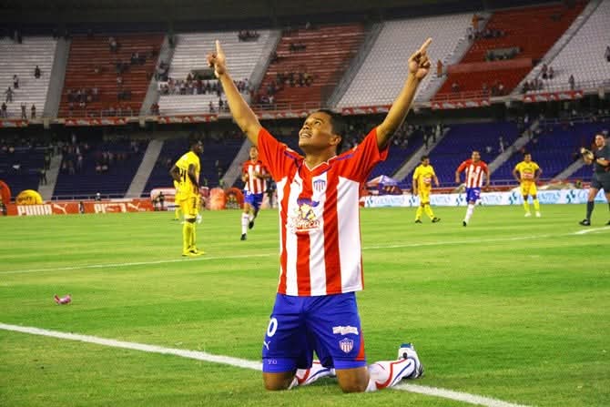 IncogRojiblanco's tweet photo. No alcanzará la vida para agradecerte. Gracias por tanto @carlos7bacca tú nos diste los goles, tú nos diste alegrías, lo que hiciste por Junior, no se olvida en la vida. https://t.co/v8GnY1xAH5