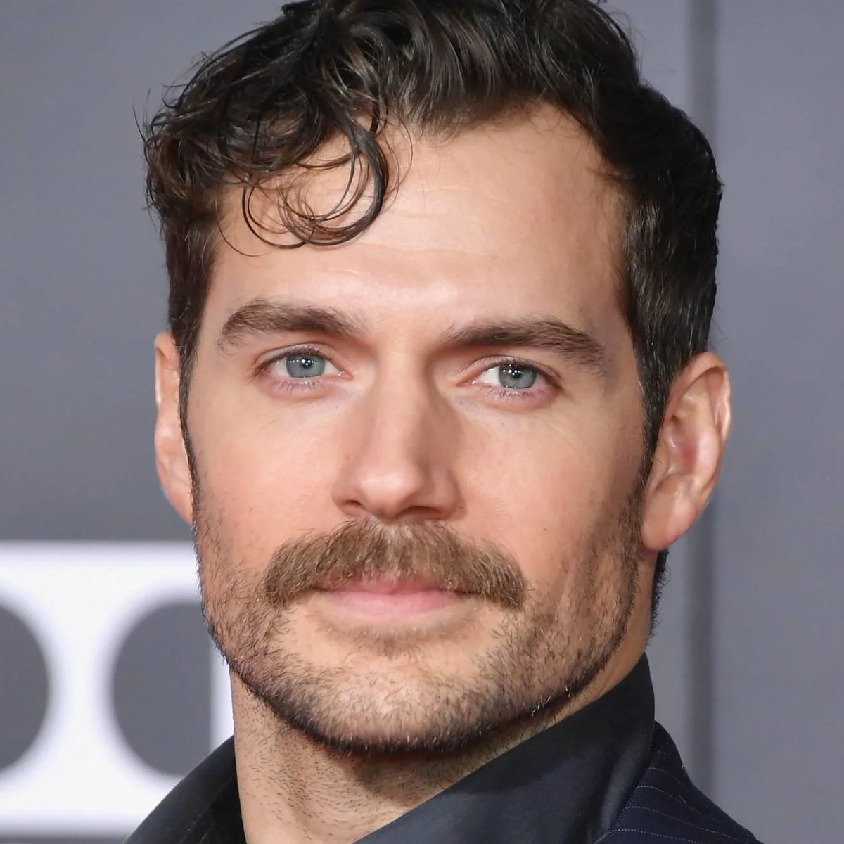 AcervoCharts's tweet photo. O que está acontecendo com o Henry Cavill? https://t.co/2fttFB6D8H