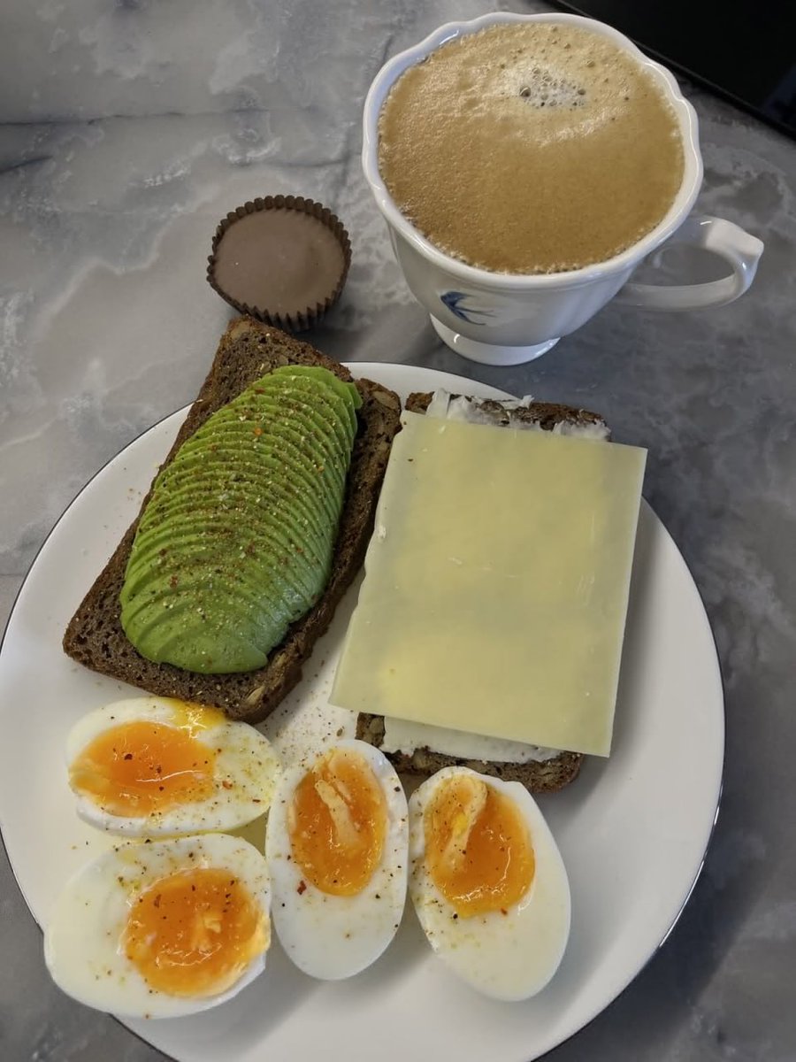 Micsxstts's tweet photo. ☕🍰 Perfect trio for the perfect day!
#dinner #FoodieLife #USA https://t.co/jcnBhTiqZG