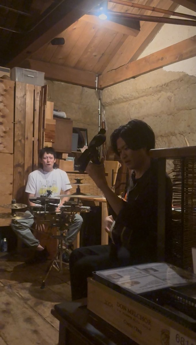 cafeDripDrop's tweet photo. 津軽三味線とパーカッションってどんなだろう？とわくわくして行きました。楽しい〜♪
三味線好きにもだけど、Jazzや即興好きな人にオススメします。
本日函館まるなまホール。当日券あり！
#岩田桃楠　#さのみきひと https://t.co/m54fny83ob