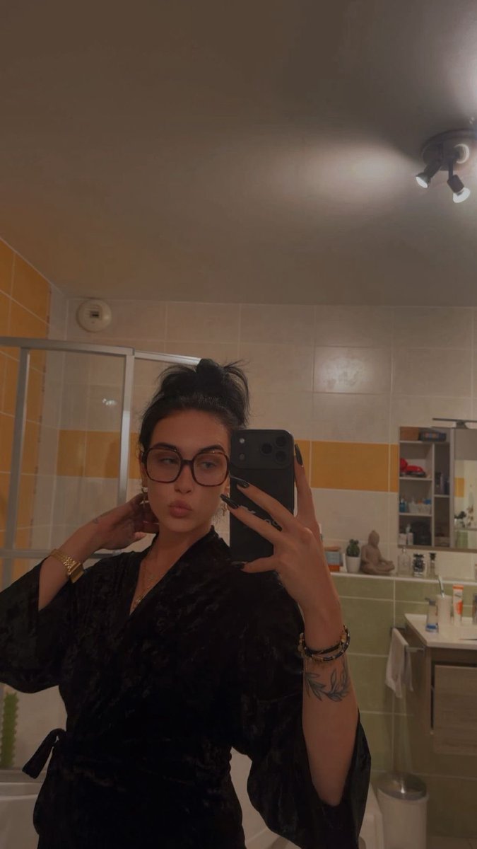Daisy_amore2's tweet photo. Qui pour parler sur snap ? Je m’ennuie 😫 https://t.co/iGoeHdFZ6D