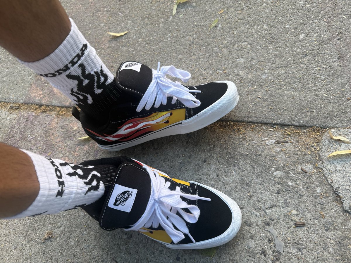 rellymoee's tweet photo. Feet for the day 🥂 https://t.co/5lgsqYZN29