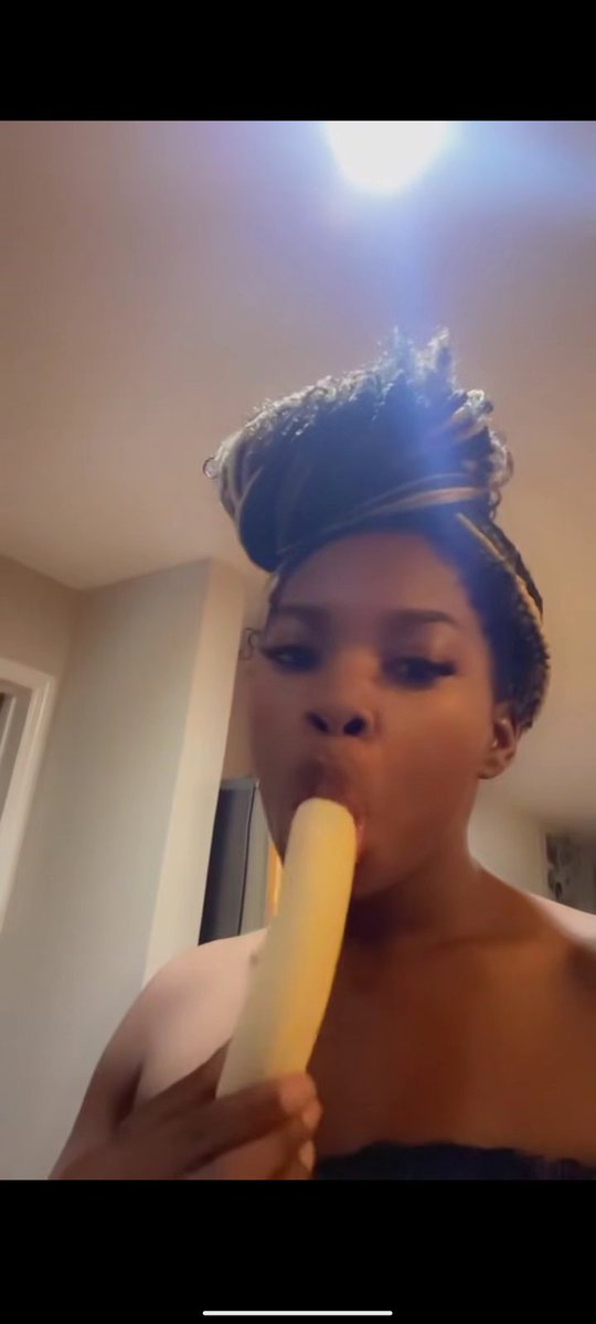 weeba592's tweet photo. This type of girl I like 🥹 https://t.co/LbIpJ6yrCK