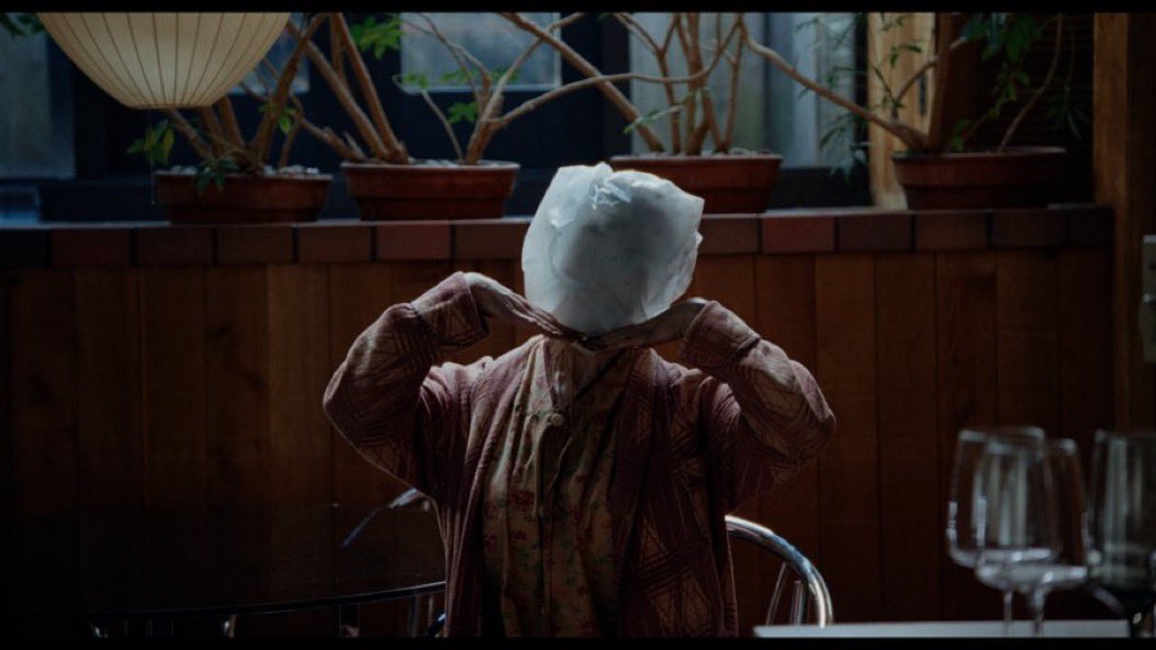 ayachimaru96's tweet photo. #映画KEEPER

たぶんこの映画は誰かと観に行った方が楽しいね。
"アレ、ナニ？"って誰かと困惑する時間を含めておもろい。

映像に高級感あって、いろいろ意味ありげなのにちゃんとロジックがあるわけじゃないのよ。
ブラックボックスがあるから困惑しかしないのよ。

おもろい。あたいら遊ばれてる。 https://t.co/bBehSgUTGF