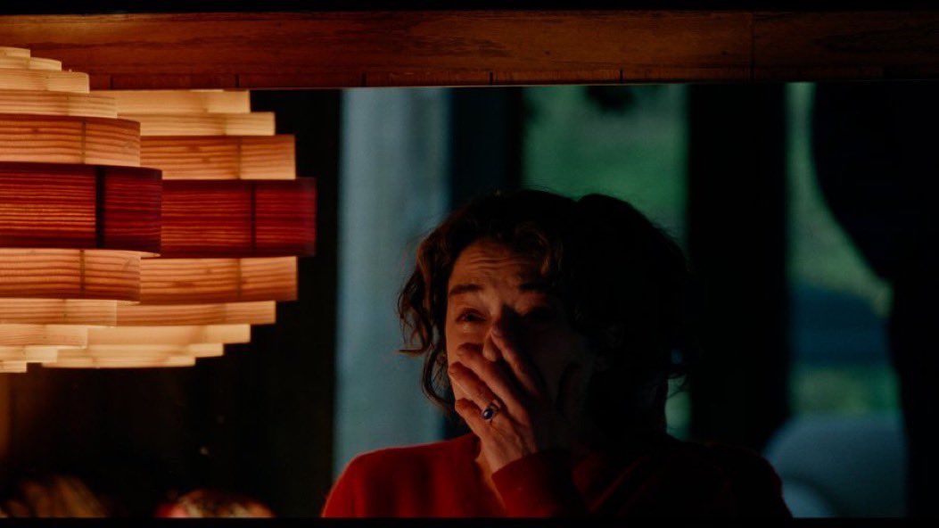ayachimaru96's tweet photo. #映画KEEPER

たぶんこの映画は誰かと観に行った方が楽しいね。
"アレ、ナニ？"って誰かと困惑する時間を含めておもろい。

映像に高級感あって、いろいろ意味ありげなのにちゃんとロジックがあるわけじゃないのよ。
ブラックボックスがあるから困惑しかしないのよ。

おもろい。あたいら遊ばれてる。 https://t.co/bBehSgUTGF