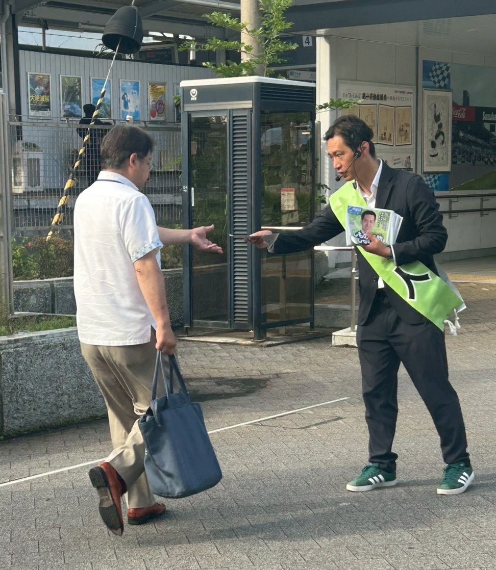 shimonokosuke's tweet photo. 今朝は近鉄白子駅西口の街頭活動からスタート。心配していたお天気も晴れとなり、日差しの強い朝となりました。子どもからお年寄りまで、多くの皆様お声掛けありがとうございました😊
今週も皆様よろしくお願いします🙌

#しもの幸助
#近鉄白子駅
#三重２区 https://t.co/5NbFR7ZMin
