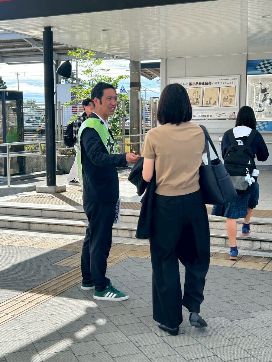 shimonokosuke's tweet photo. 今朝は近鉄白子駅西口の街頭活動からスタート。心配していたお天気も晴れとなり、日差しの強い朝となりました。子どもからお年寄りまで、多くの皆様お声掛けありがとうございました😊
今週も皆様よろしくお願いします🙌

#しもの幸助
#近鉄白子駅
#三重２区 https://t.co/5NbFR7ZMin