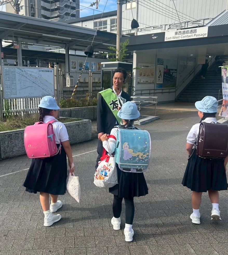 shimonokosuke's tweet photo. 今朝は近鉄白子駅西口の街頭活動からスタート。心配していたお天気も晴れとなり、日差しの強い朝となりました。子どもからお年寄りまで、多くの皆様お声掛けありがとうございました😊
今週も皆様よろしくお願いします🙌

#しもの幸助
#近鉄白子駅
#三重２区 https://t.co/5NbFR7ZMin