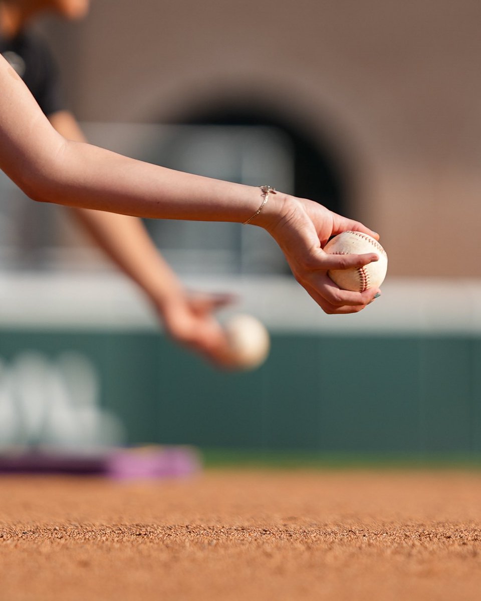 LSUsoftballcamp's tweet photo. Fielding Fundamentals β
#LSUSbCamp https://t.co/siPYm5BhJB